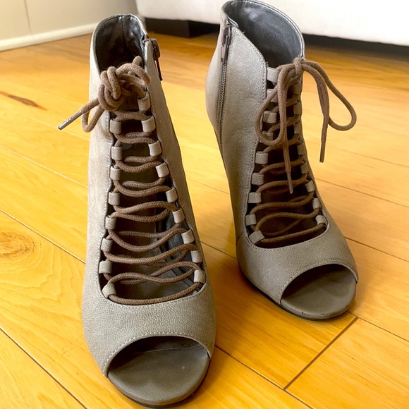 Laced Taupe Booties with inner zipper - Picture 6 of 7